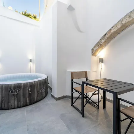 Alley 7, Old Town Guesthouset 4*
