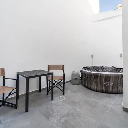 Alley 7, Old Town 4*