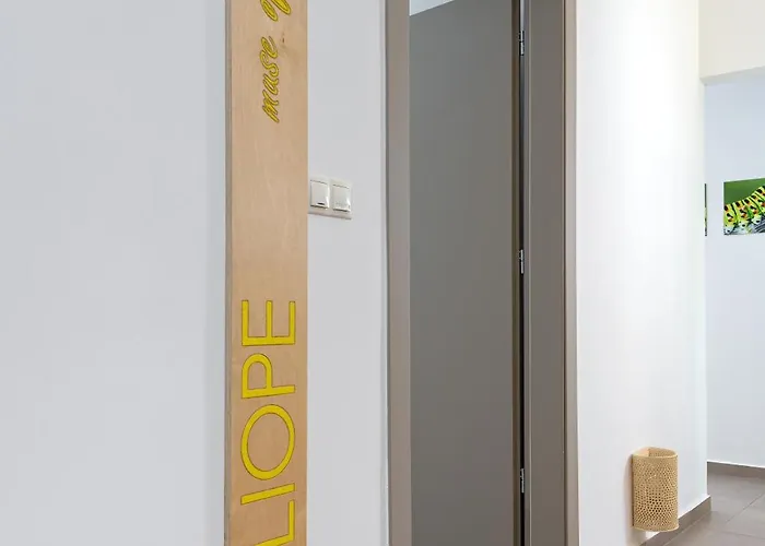 Alley 7, Old Town 4*